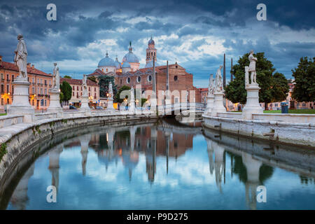 Padova. Immagine del paesaggio urbano di Padova con Piazza Prato della Valle al tramonto. Foto Stock