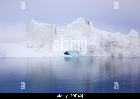 Iceberg in luce sognante, Groenlandia Foto Stock