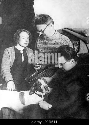 Leon Trotsky con sua moglie Natalia Sedova e figlio Lev esiliato ad Alma Ata. Museo: Museo Statale di Storia politica della Russia, San Pietroburgo. Foto Stock