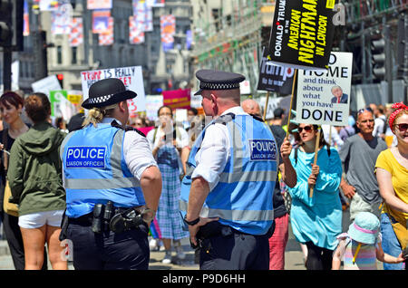 La Metropolitan Police ufficiali presso un anti-Trump marzo nel centro di Londra, Inghilterra, Regno Unito. 13 Luglio 2018 Foto Stock