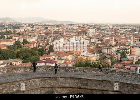 L'Italia,Lombardia,Bergamo,paesaggio urbano della Città Bassa da vecchie mura Foto Stock