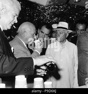 Nikita Khrushchev, U.S. Vice presidente Richard Nixon e PepsiCo presidente Donald Kendall presso la storica U.S. Mostra di Mosc. Museo: Collezione privata. Foto Stock