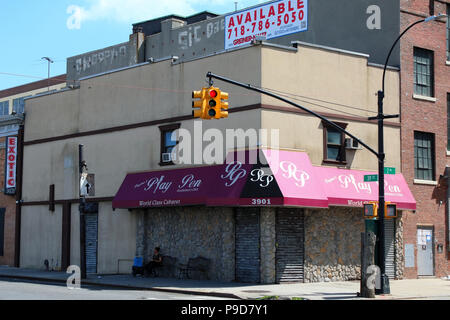 NEW YORK, NY - 26 giugno: Gentlemen's club cabaret in un grintoso post-quartiere industriale della città di settore edifici complessi in Sunset Park, Brooklyn Foto Stock