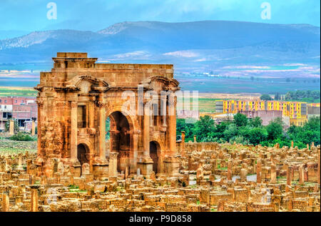 Arco di Traiano entro le rovine di Timgad in Algeria. Foto Stock