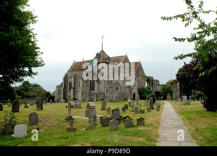 La lapide di Spike Milligan la sua tomba nella chiesa di San Tommaso in Winchelsea, East Sussex, Regno Unito. Egli aveva una volta quipped che egli ha voluto che il suo headstone a recare la dicitura "Ti ho detto che era malato". Egli è stato sepolto presso il St Thomas' sagrato ma la diocesi di Chichester ha rifiutato di consentire questo epitaffio.[53] è stato raggiunto un compromesso con la traduzione irlandese di "Ti ho detto che era malato", Dúirt mé leat go raibh mé breoite e in inglese, "l'amore, la luce e la pace". Ulteriori epitaffio "Grá mór ort Shelagh' può essere letta come "grande amore per voi Shelagh'. Foto Stock