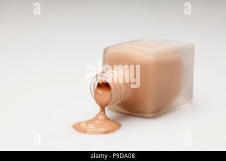 Una bottiglia di vetro e una base liquida che viene prelevato da esso Foto Stock