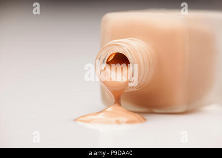 Una bottiglia di vetro e una base liquida che viene prelevato da esso Foto Stock