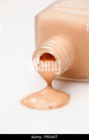 Una bottiglia di vetro e una base liquida che viene prelevato da esso Foto Stock