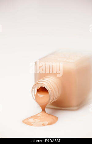 Una bottiglia di vetro e una base liquida che viene prelevato da esso Foto Stock