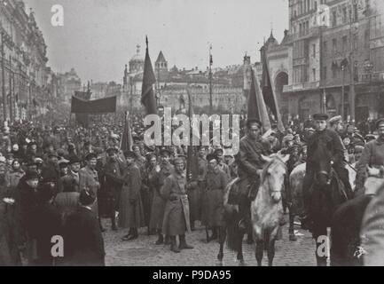 La dimostrazione in onore del primo anniversario della grande ottobre rivoluzione socialista di fronte all'hotel Metropol a Mosca. Museo: Stato russo, film e foto di archivio, Krasnogorsk. Foto Stock