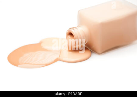 Una bottiglia di vetro e una base liquida che viene prelevato da esso Foto Stock