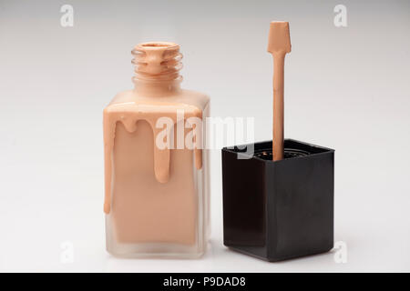 Una bottiglia di vetro e una base liquida che viene tracciata su di esso Foto Stock