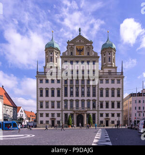 Augsburg, Baviera, Germania - il municipio storico sulla piazza della città. Foto Stock