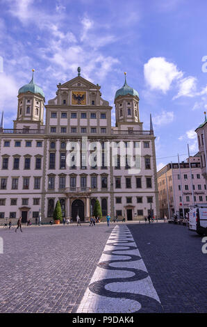 Augsburg, Baviera, Germania - 10 Settembre 2015: il municipio storico sulla piazza della città. Foto Stock