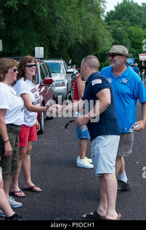 Mendota, MN/USA - Luglio 14, 2018: Minnesota stato senatore Matt Klein e rappresentante dello Stato Rick Hansen salutare costituenti al Mendota giorni Parade. Foto Stock