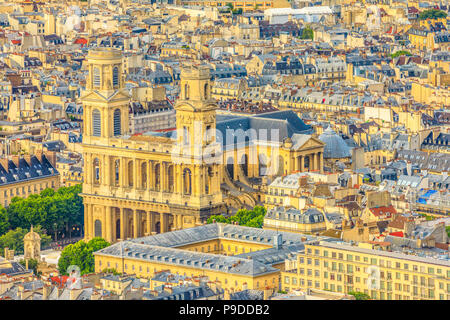 Primo piano della chiesa di Saint Sulpice o Eglise Saint-Sulpice alla luce del tramonto dalla terrazza panoramica della Tour Montparnasse. Vista aerea di Parigi urban skyline, capitale della Francia in Europa. Foto Stock