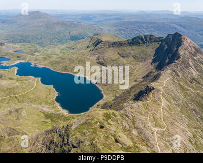 Vista dalla cima di Mount Snowdon, Wales, Regno Unito. Mount Snowdon sorge a 1.085 metri sopra il livello del mare. Foto Stock