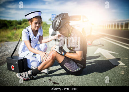 Asia ciclista feriti sulla street bike dopo incidente auto e moto. Foto Stock