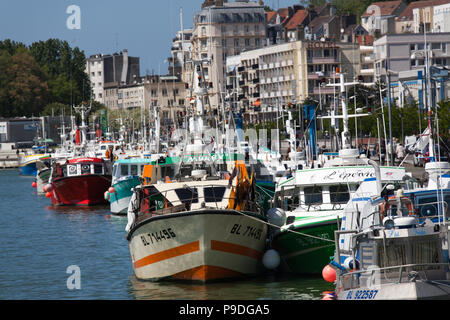 Città di Boulogne-sur-Mer, Francia. Boulogne-sur-Mer porto esterno sul fiume Liane con il Quai Gambetta promenade in background. Foto Stock