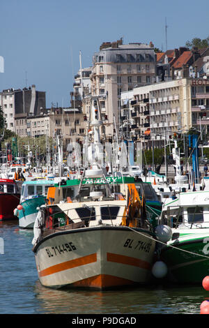 Città di Boulogne-sur-Mer, Francia. Boulogne-sur-Mer porto esterno sul fiume Liane con il Quai Gambetta promenade in background. Foto Stock