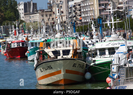 Città di Boulogne-sur-Mer, Francia. Boulogne-sur-Mer porto esterno sul fiume Liane con il Quai Gambetta promenade in background. Foto Stock