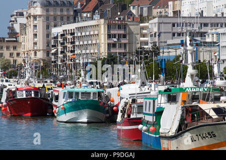 Città di Boulogne-sur-Mer, Francia. Boulogne-sur-Mer porto esterno sul fiume Liane con il Quai Gambetta promenade in background. Foto Stock