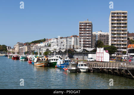 Città di Boulogne-sur-Mer, Francia. Boulogne-sur-Mer porto esterno sul fiume Liane con il Quai Gambetta promenade in background. Foto Stock