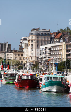 Città di Boulogne-sur-Mer, Francia. Boulogne-sur-Mer porto esterno sul fiume Liane con il Quai Gambetta promenade in background. Foto Stock