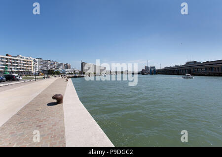 Città di Boulogne-sur-Mer, Francia. Boulogne-sur-Mer porto esterno sul fiume Liane con il Quai Gambetta promenade in primo piano. Foto Stock