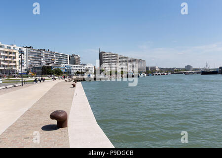 Città di Boulogne-sur-Mer, Francia. Boulogne-sur-Mer porto esterno sul fiume Liane con il Quai Gambetta promenade in primo piano. Foto Stock