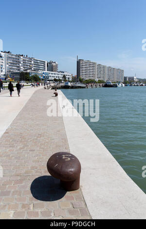 Città di Boulogne-sur-Mer, Francia. Boulogne-sur-Mer porto esterno sul fiume Liane con il Quai Gambetta promenade in primo piano. Foto Stock