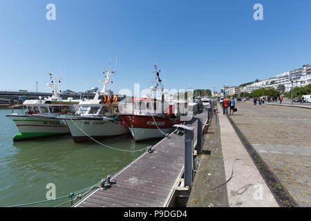 Città di Boulogne-sur-Mer, Francia. Boulogne-sur-Mer porto esterno sul fiume Liane con il Quai Gambetta promenade in background. Foto Stock