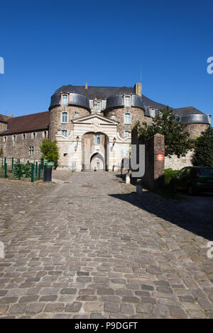 Città di Boulogne-sur-Mer, Francia. Una vista pittoresca del l' entrata principale del Museo del Castello di Boulogne-sur-Mer. Foto Stock