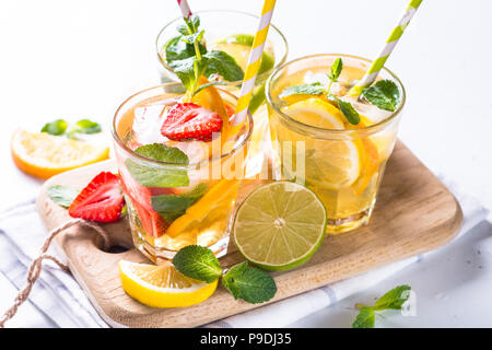 La limonata set. Bibite estive - limonata, mojito e fragola limonata in bicchieri. Foto Stock