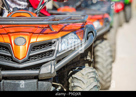 Parcheggiato in una fila più atv quad extreme outdoor adventure concept Foto Stock