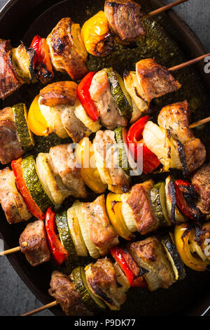 Grigliata di shish kebab o spiedini con verdure su spiedini. Grigliata di carne. Close up. Foto Stock