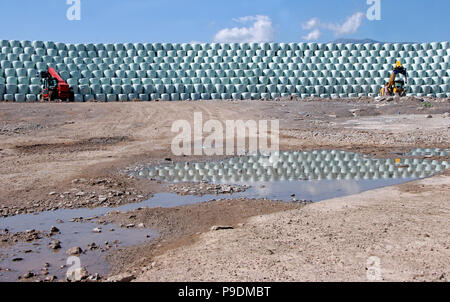 Balle di spazzatura. Balle di plastica con rifiuti per il riciclo su una montagna e cielo blu sullo sfondo. Rifiuti di imballaggio. Ambiente e inquinamento di plastica. Cli Foto Stock