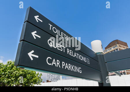 Informazioni pubbliche firmare in Inghilterra, Regno Unito. Servizi igienici segno. Rapporti con gli ospiti di segno. Parcheggio auto segno. Informazioni turistiche di segno. Informazioni turistici di segno. Foto Stock