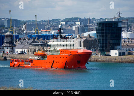 La modalità di Standby offshore Nave sicurezza Grampian vela la libertà di uscire per il Mare del nord dalla città di Porto, Grampian Regione, Scozia. Regno Ki. Foto Stock