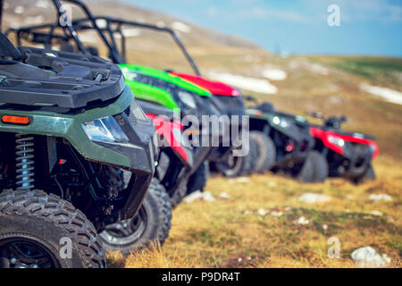 Parcheggiato in una fila più atv quad extreme outdoor adventure concept Foto Stock