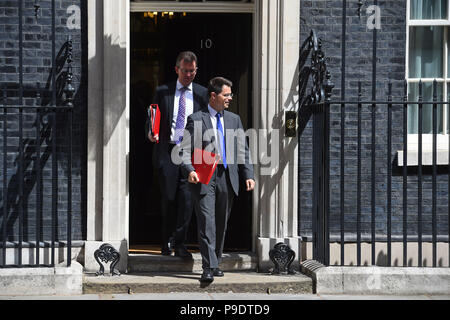 Irlanda del Nord il Segretario, James Brokenshire anteriore e digitali, cultura, mezzi di comunicazione e lo Sport Segretario, Jeremy Wright lasciare Downing Street, Londra, dopo la riunione del gabinetto. Foto Stock