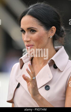 La Duchessa di Sussex arriva con il suo marito (fuori di immagine) per la loro visita a Nelson Mandela centenario mostra presso il centro di Southbank la Queen Elizabeth Hall di Londra. Foto Stock