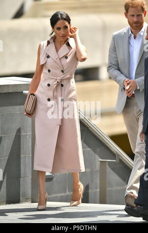 Il Duca e la Duchessa di Sussex arrivano per la loro visita a Nelson Mandela centenario mostra presso il centro di Southbank la Queen Elizabeth Hall di Londra. Foto Stock