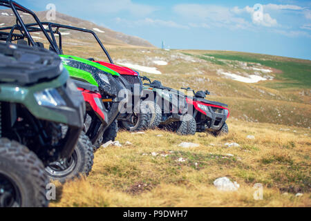 Parcheggiato in una fila più atv quad extreme outdoor adventure concept Foto Stock