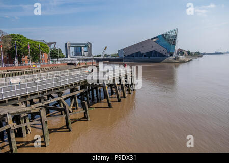 Vista dal molo sul fiume Humber guardando attraverso la profonda acquario. Foto Stock