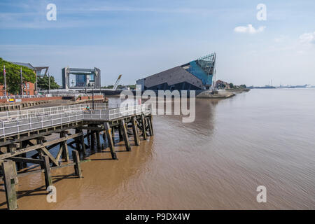 Vista dal molo sul fiume Humber guardando attraverso la profonda acquario. Foto Stock