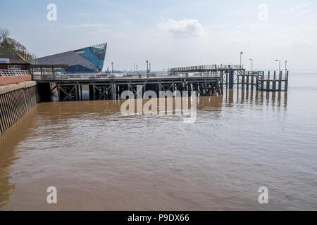 Vista dal molo sul fiume Humber guardando attraverso la profonda acquario. Foto Stock