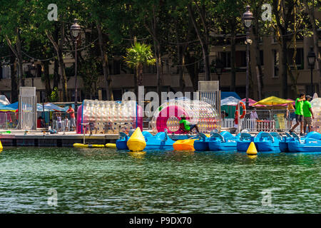 Paris Plages in una calda giornata estiva presso il Bassin de la Villette a Parigi, Francia Foto Stock