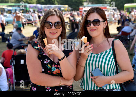 Due sorelle rumeno (28 e 29 anni) a mangiare il gelato coni ad un bus estate rally, Alton, HAMPSHIRE, Regno Unito. Domenica 15 luglio 2018. Foto Stock