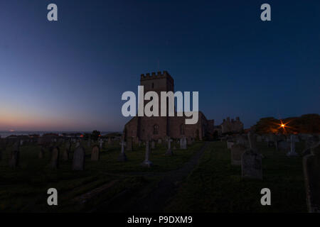 St. Aiden's chiesa, di notte, Bamburgh, Northumberland, Regno Unito Foto Stock